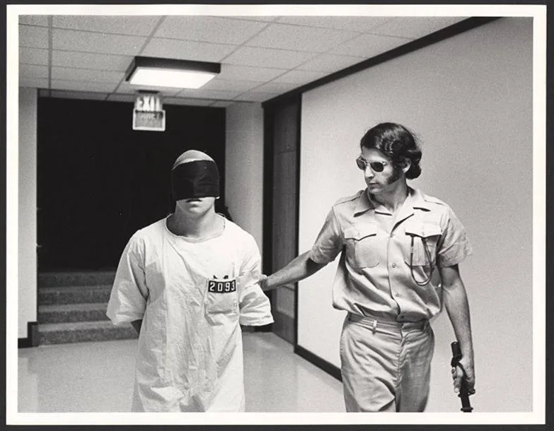 Ruoli sociali e identità: riflessioni sull’esperimento carcerario di Zimbardo